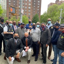 Sen. Charles Schumer (kneeling, center) is surrounded by TWU Local 100 officers, including Secretary Treasurer Earl Phillips, Vice President Richard Davis and OA Division 1 Chair Donald Yates. 